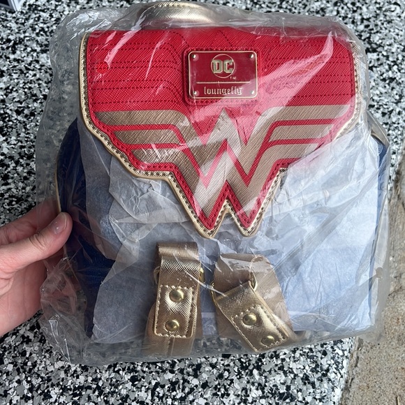 Loungefly Wonder Woman Backpack - Picture 5 of 5